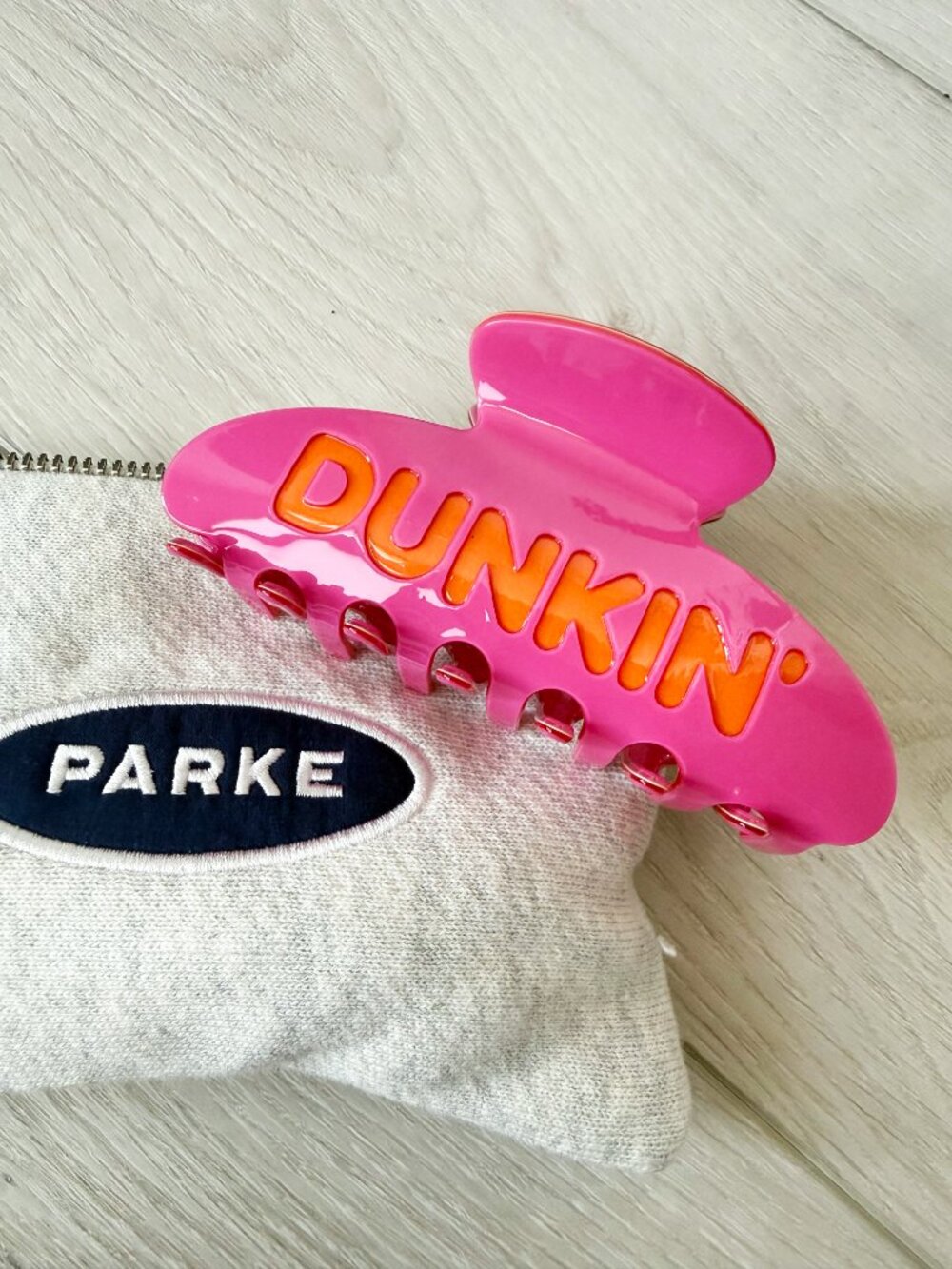 Parke Claw Clip - Dunkin Collab 2026 - Color Dunkin' Pink - Picture 3 of 5